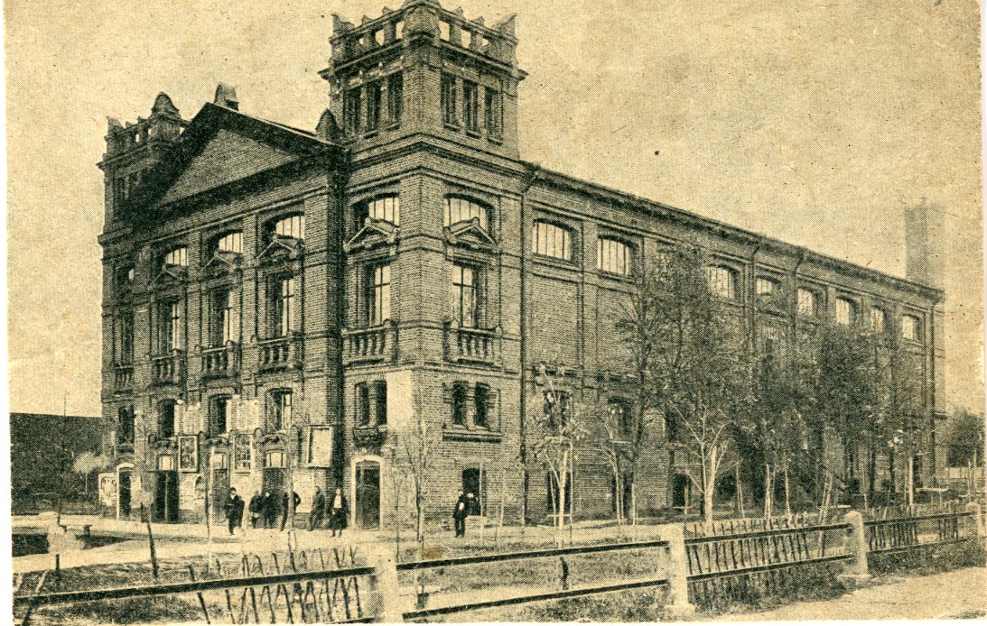 RUSSIA - MARITIME RUSSIA MARITIME: 1931 (30/8) Unfranked picture postcard sent internally with post steamship ASTRAKHAN - NIZHNI, taxed on board with ASTRAKHAN-NIZHNI Doplatit, further ‘Control / Kazan / to pay’ cachet handstamp applied on arrival, only about 70% of this cachet visible s handstamped on margin, very scarce.